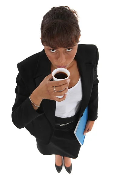 Geschäftsfrau trinkt eine Tasse Kaffee — Stockfoto