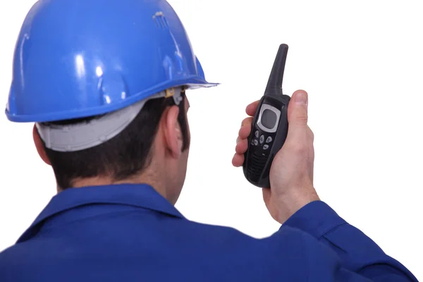 Byggledare med en talkie walkie — Stockfoto