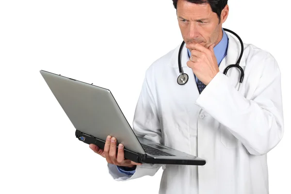 Doktor při pohledu na notebook — Stockfoto