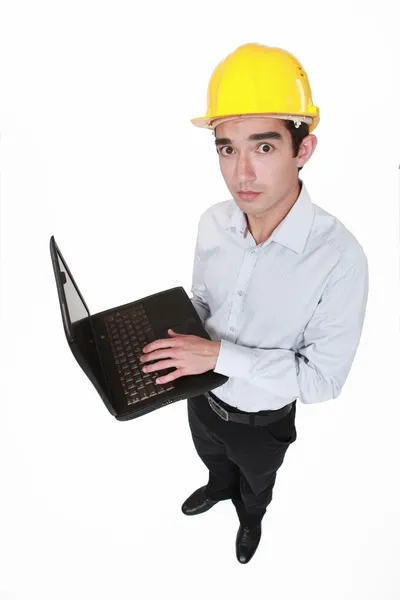 Orolig ingenjör innehar en laptop — Stockfoto