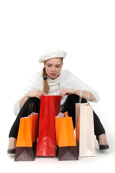 Mulher elegante olhando em seus sacos de compras — Fotografia de Stock