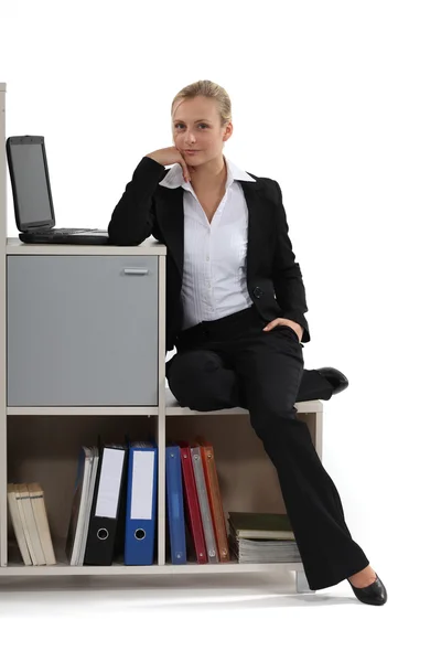 Красивая деловая женщина отдыхает в своем офисе — стоковое фото