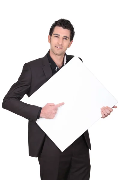 Бізнесмен тримає рекламну дошку — стокове фото