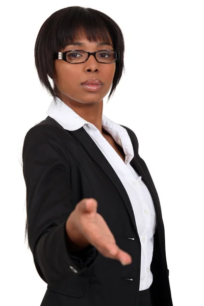 Afroamerikanische Geschäftsfrau beim Händeschütteln — Stockfoto