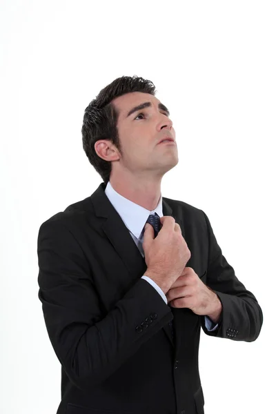 Empresário apertando gravata — Fotografia de Stock