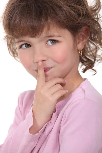 Une petite fille gardant un secret . — Photo