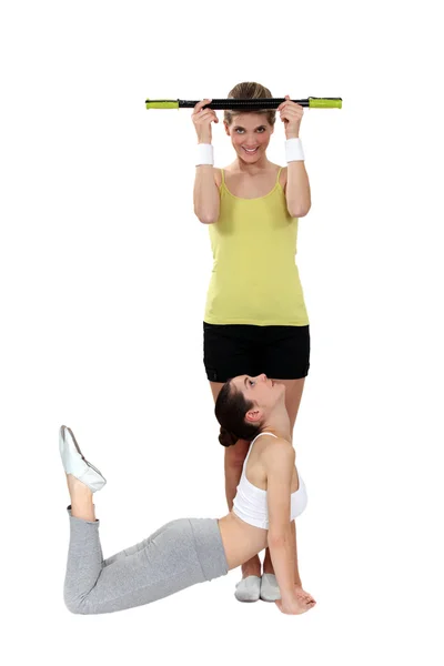Two girlfriends training together in the gym — Stock Photo, Image