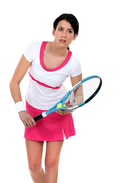 Брюнетка играет в теннис — стоковое фото