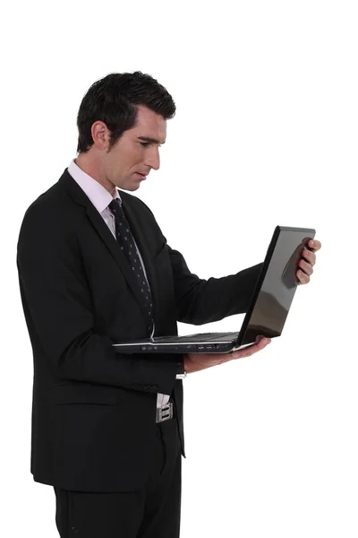 Empresario portando laptop — Foto de Stock