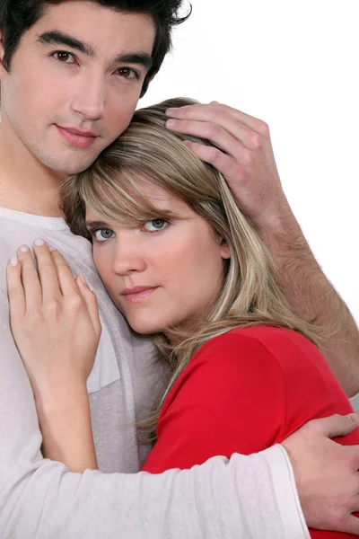 Pojkvän kramar sin flickvän — Stockfoto