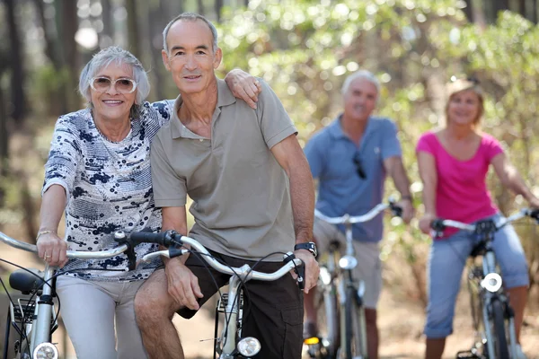 Ancianos montando sus bicicletas — Foto de Stock