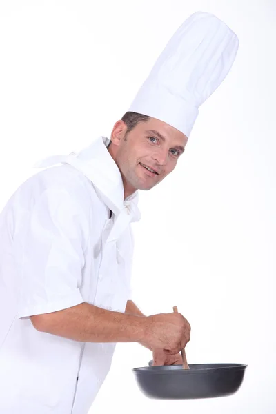 Шеф-кухар помішуючи соусом — стокове фото