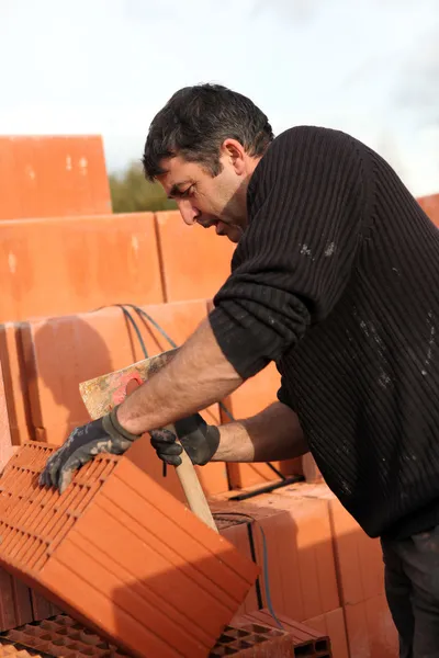 Mason making adjustments to brick — Stock Photo, Image