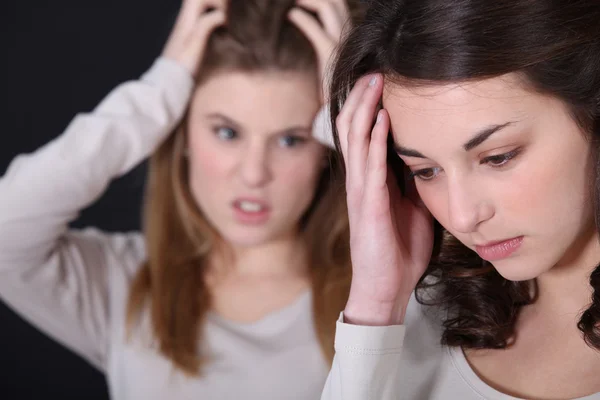 Zwei junge Frauen streiten — Stockfoto