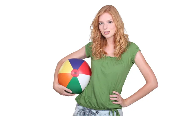 Menina adolescente segurando bola de praia — Fotografia de Stock