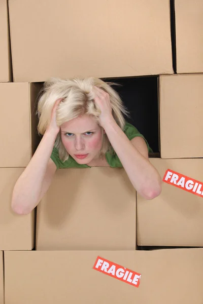 Estrés mujer rubia entre cajas — Foto de Stock