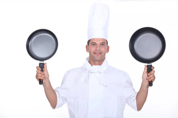 Šéfkuchař s dvěma pánve — Stock fotografie