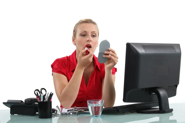 Mujer maquillándose en su lugar de trabajo —  Fotos de Stock