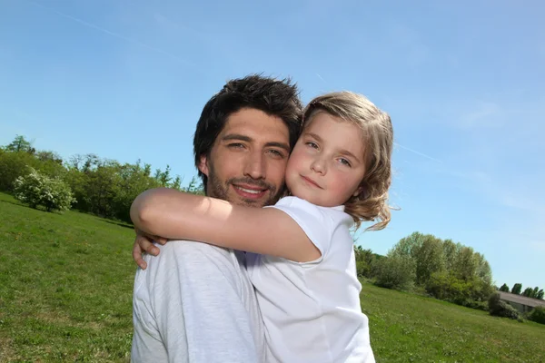 Vater und Tochter gehen gemeinsam auf einem Feld — Stockfoto