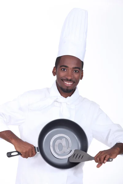 Cozinha segurando panela com símbolo de e-mail — Fotografia de Stock