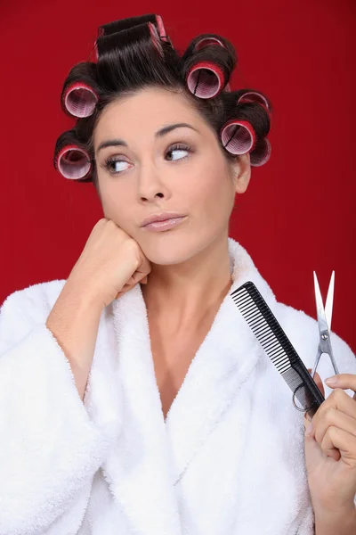 Mulher usando rolos de cabelo — Fotografia de Stock