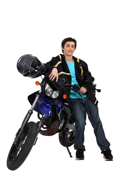 Pojke på en motorcykel — Stockfoto