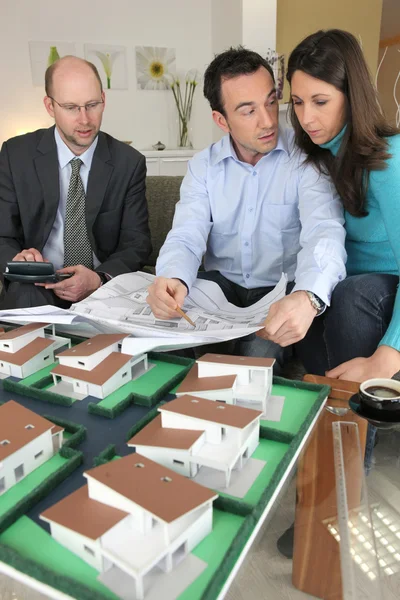 Couple looking at a new build — Stock Photo, Image