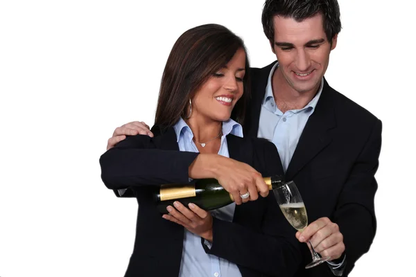 Glückliches Paar feiert Ereignis mit Champagner — Stockfoto