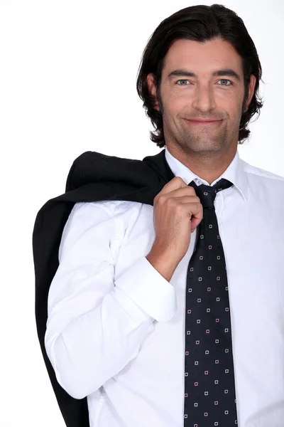 그의 어깨 너머로 그의 재킷으로 웃는 사업가 — 스톡 사진