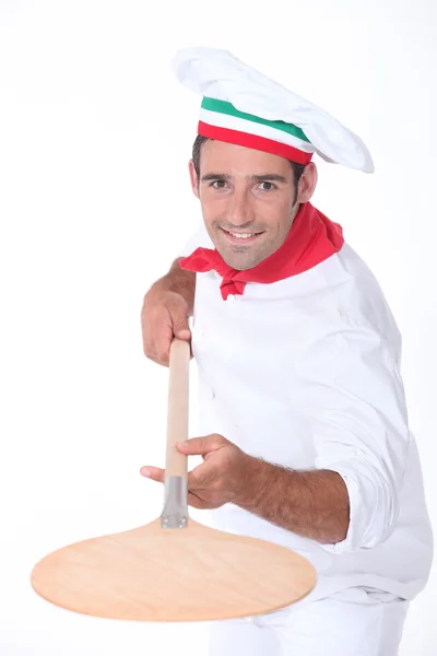 Pizza Chef-kok met een houten peel — Stockfoto