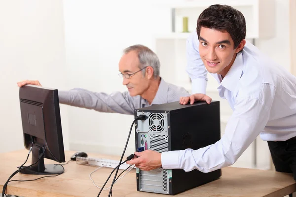 Dois homens com um computador — Fotografia de Stock