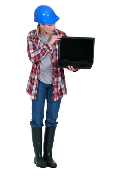 Kvinnlig builder anläggning laptop — Stockfoto