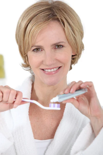 Mulher loira com escova de dentes — Fotografia de Stock