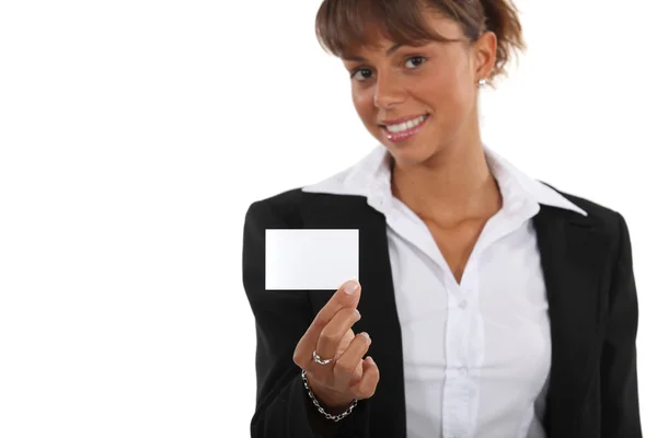 Γυναίκα που δείχνει στα ανοικτά επαγγελματικών καρτών — Φωτογραφία Αρχείου