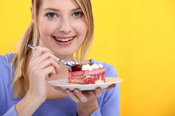 Žena jí jahodový dort — Stock fotografie