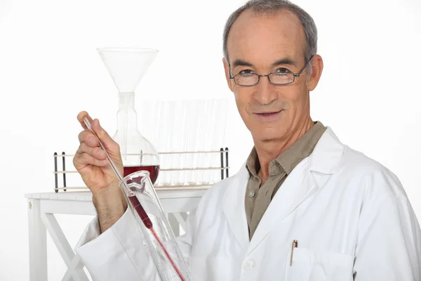 Scientist performing an experiment — Stock Photo, Image