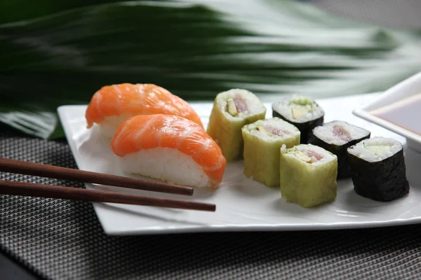 Urval av sushi på en tallrik — Stockfoto
