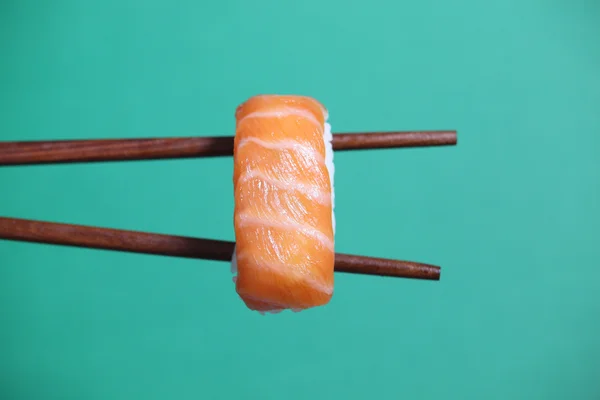 Sushi em pauzinhos — Fotografia de Stock