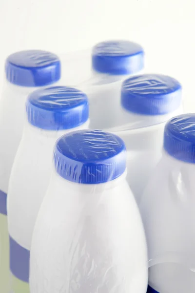 Sei bottiglie di plastica di latte — Foto Stock