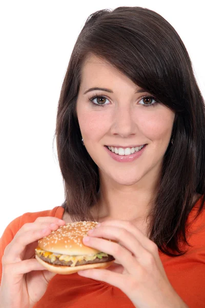 ハンバーガーを食べる女子高生 — ストック写真