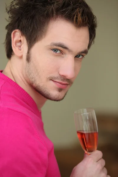 와인을 마시는 젊은 남자의 초상화 — 스톡 사진