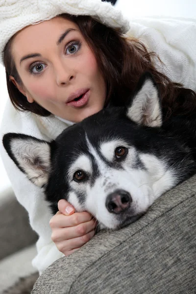 Mulher com um cão no sofá — Fotografia de Stock