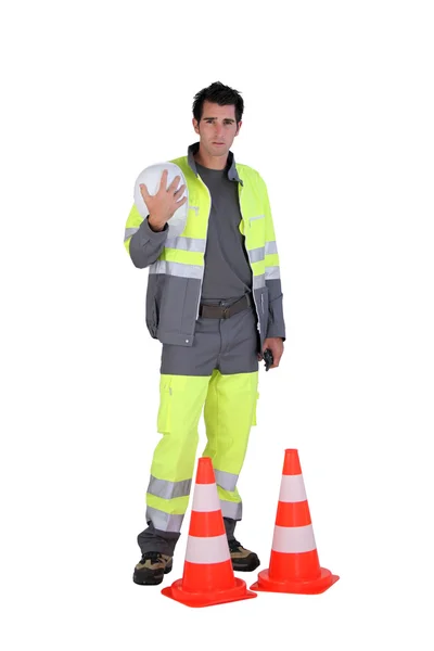 Trabalhador de tráfego ficou de pé por cone — Fotografia de Stock