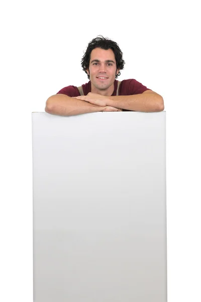 Carpinteiro com uma placa em branco — Fotografia de Stock