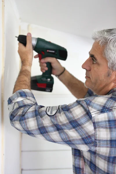 Handyman utilizzando trapano — Foto Stock