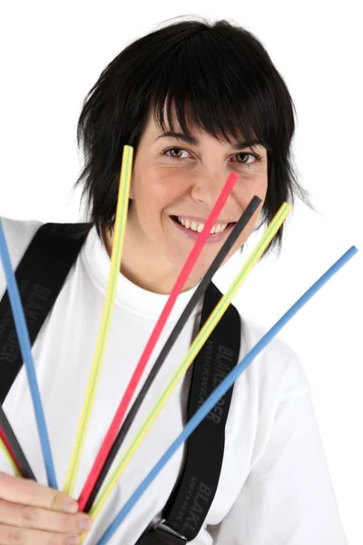 Wanita memegang ikatan kabel berwarna-warni — Stok Foto