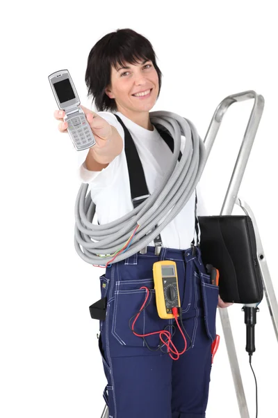 Tradeswoman in possesso di un telefono cellulare — Foto Stock