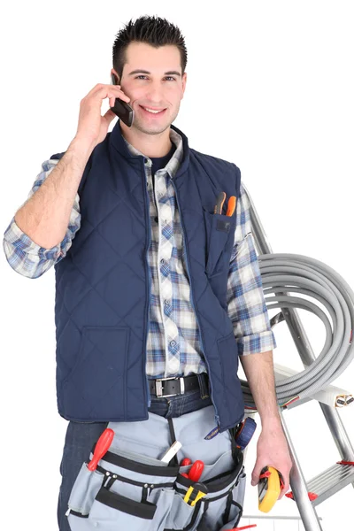 Eletricista fazendo chamada para o fornecedor — Fotografia de Stock
