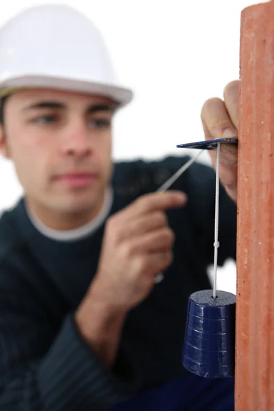 Artigiano che prende misure con una corda — Foto Stock