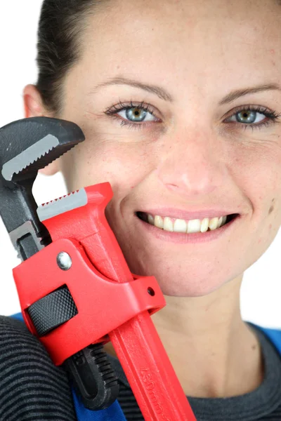 Close-up shot of a woman holding a pipe wrench — Stock Photo, Image